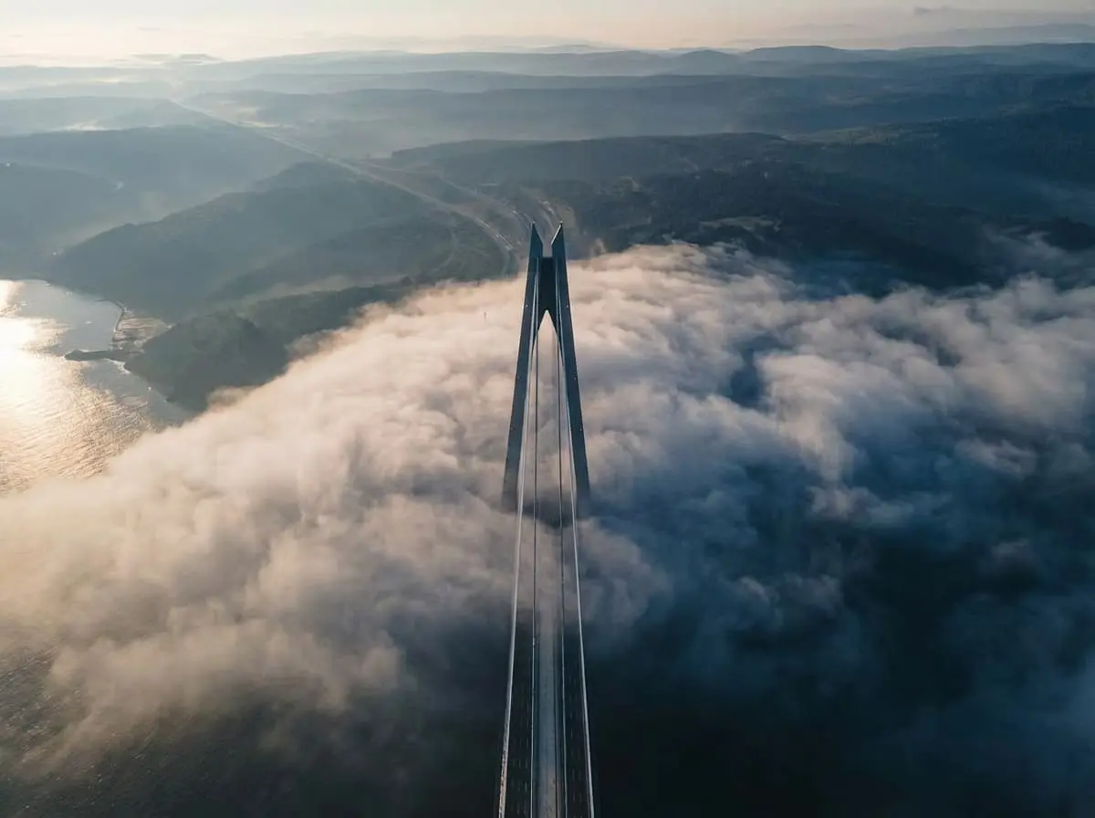 Brücke durch Nebel als Symbol für Orientierung und Klarheit in der Unternehmensnachfolge